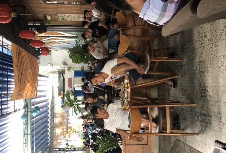Không khí sôi động