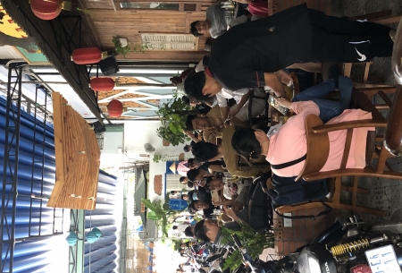 Không khí sôi động