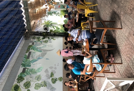 Không khí sôi động