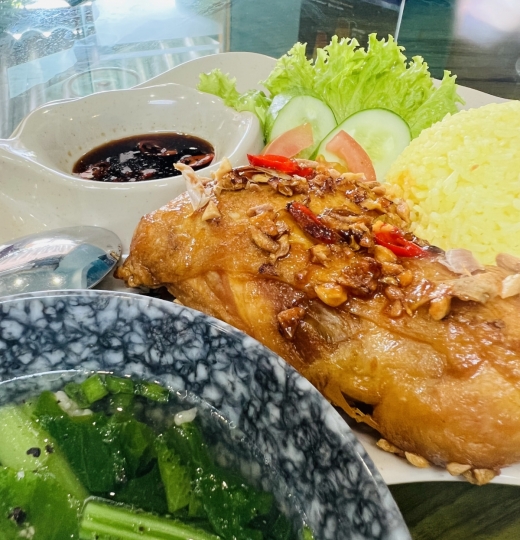 Cơm gà chiên nước mắm